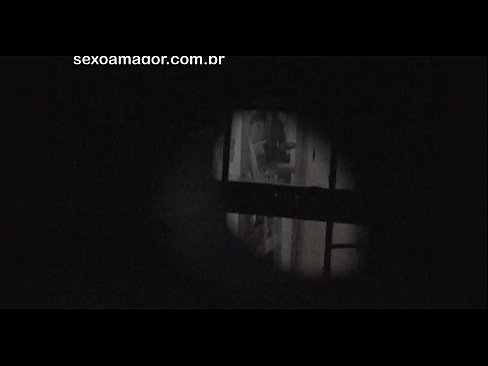 ❤️ Blondie se fait secrètement filmer par un voyeur du quartier caché derrière des briques creuses. ❤️❌ Porno beau at us