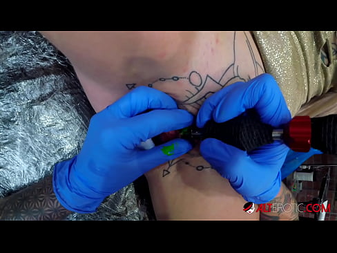 ❤️ Sully Savage, une chaudasse extrêmement tatouée, s'est fait tatouer le clitoris. ❤️❌ Porno beau at us