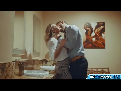 ❤️ Quand une blonde plantureuse vous séduit dans des toilettes publiques. ❤️❌ Porno beau at us